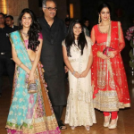 Jhanvi kapoor With Boney Kapoor Sridevi And Her Sister