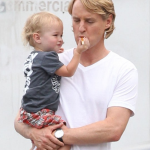 Owen Wilson's son gives snacks to daddy