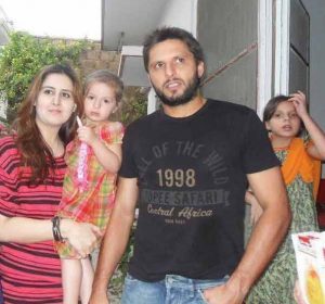 Shahid Afridi Wife Nadia And Daughters