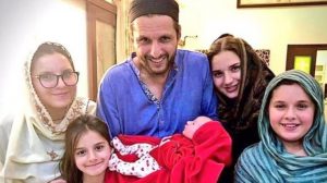 Shahid Afridi With Her Fifth Daughter