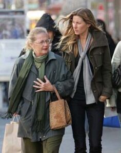 Gisele Bündchen with her mother