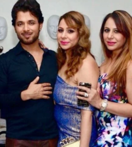 Anupam Mittal with sisters