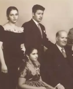 Carlos Slim Helu's father (sitting), brother Julián and sisters Linda & Alma