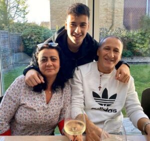 Gabriel Martinelli With His Father And Mother