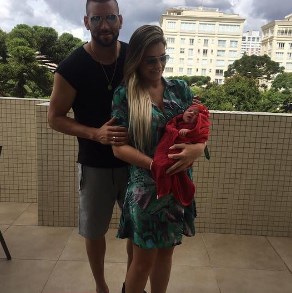 Weverton And His Wife With Their Daughter