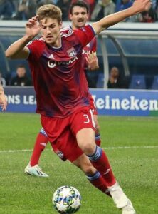 Joachim Andersen playing for Twente