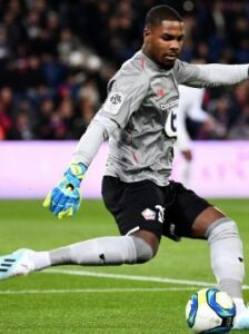 Mike Maignan playing for PSG