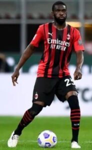 Fikayo Tomori playing for AC Milan