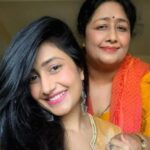 Dhanashree Verma with her mother