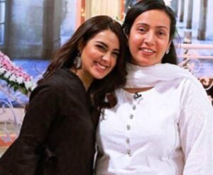 Iqra Aziz with her mother