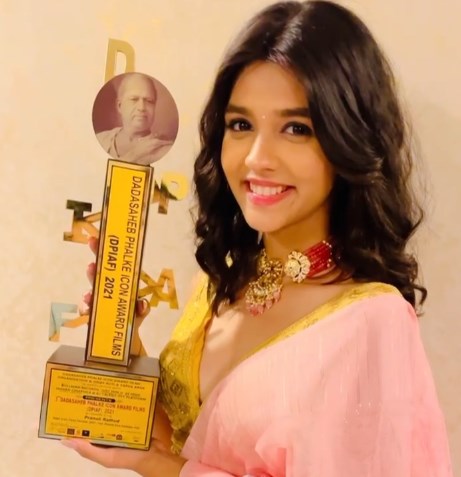 Pranali Rathod With Her Dadasaheb Phalke Award