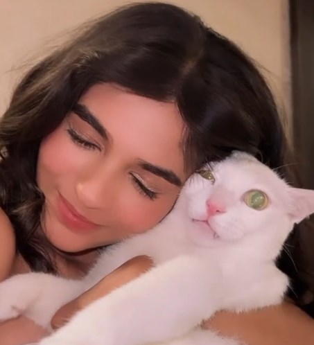 Pranali Rathod With Her Pet Cat