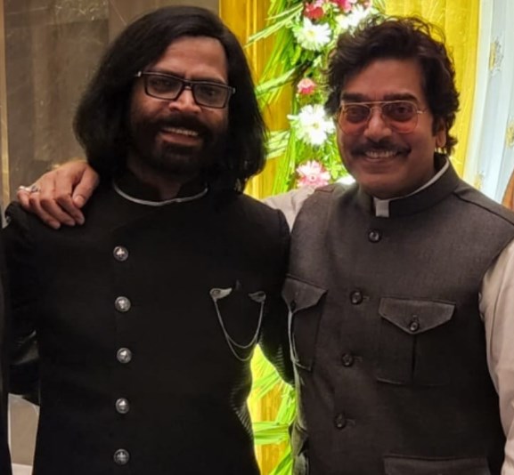 Shrivardhan Trivedi With His Batchmate Ashutosh Rana