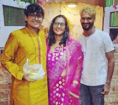 Naman Mathur With His Mother And Brother